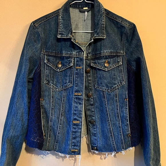 Free people Oversized Lace Paneled Denim Jacket Cropped Frayed Hem SZ Small Blue - Picture 4 of 15
